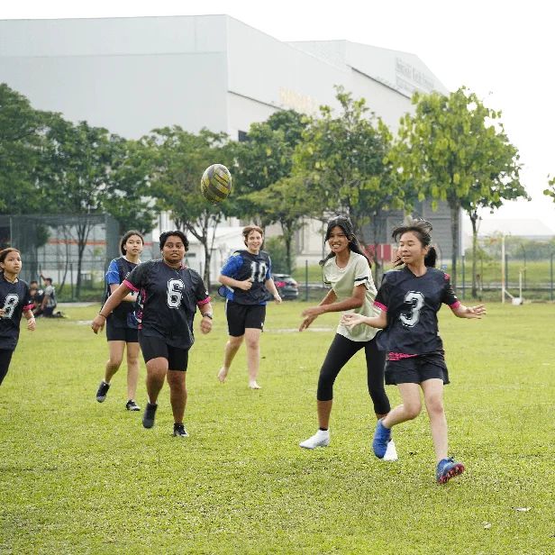 アジア・パシフィック・インターナショナルスクール: Students-playing-rugby-outside